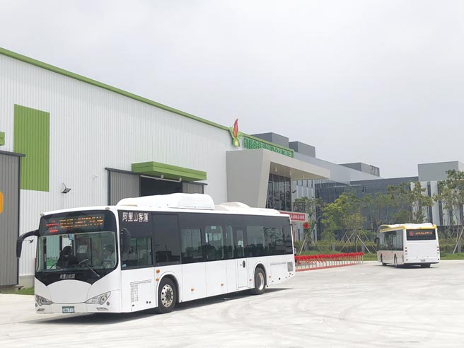 新营客运25日签订採购凯胜绿能七辆新型K9DA电动大巴。图为阿里山客运正在运行中的凯胜低地板电动大巴。图／刘朱松