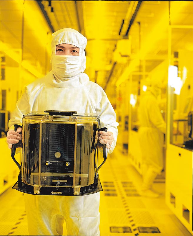 部立桃園醫院發生群聚感染事件，科技業者昨日紛紛緊急提升防疫等級，圖為台積電12吋晶圓。（台積電提供）