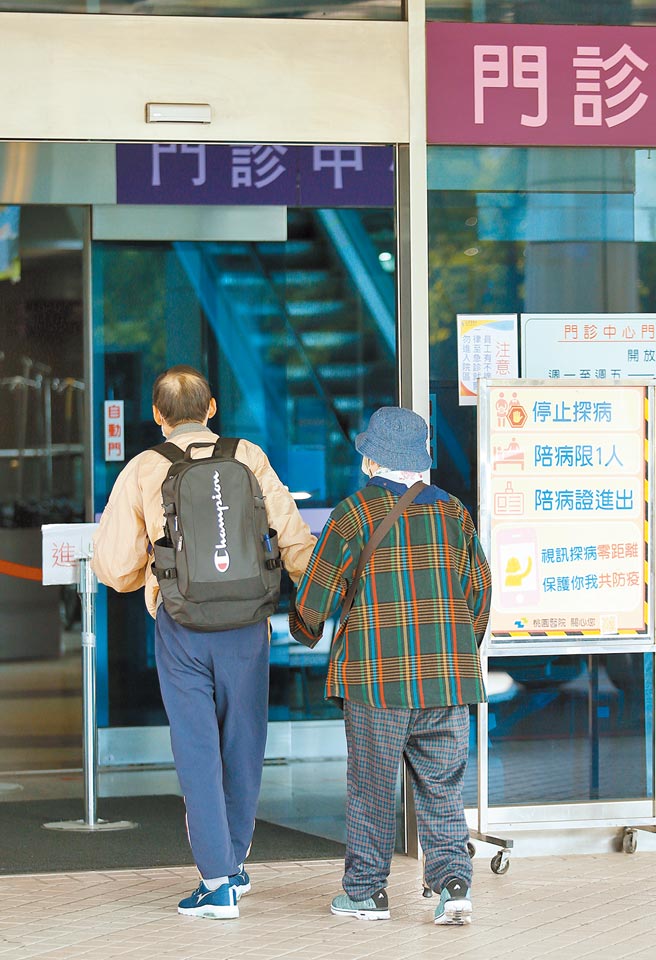 桃医爆发群聚感染已达2周，累积多例确诊个案，匡列人数至5000人，引起民眾人心惶惶，蓝绿立委针对桃医处理的步骤频频隔岸开火。（陈怡诚摄）