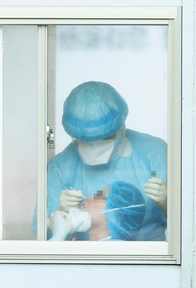 桃医爆发院内群聚感染事件已长达2周，累积多例确诊个案，25日该院户外检疫站不到8点就出现医护人员前来採检。(陈怡诚摄)