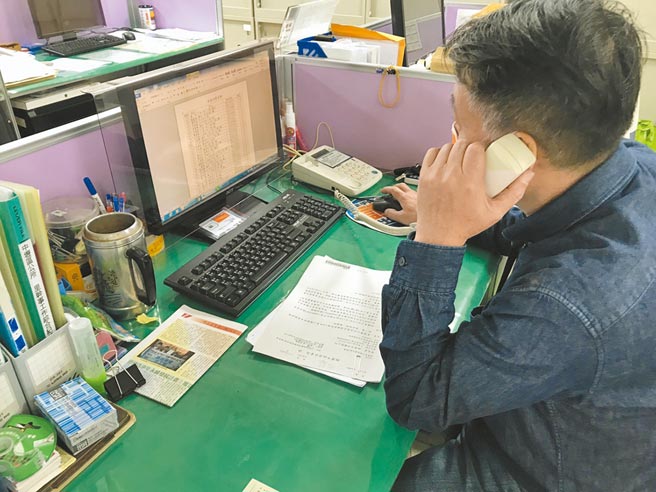 中央宣布桃医扩大回溯专案，辖管桃园医院的桃园警分局闻讯立即下令盘点，共有37名警员曾赴桃医，桃园市居家隔离、居家检疫人数爆增，基层里干事重现忙打电话、送关怀包场景。（吕筱蝉摄）