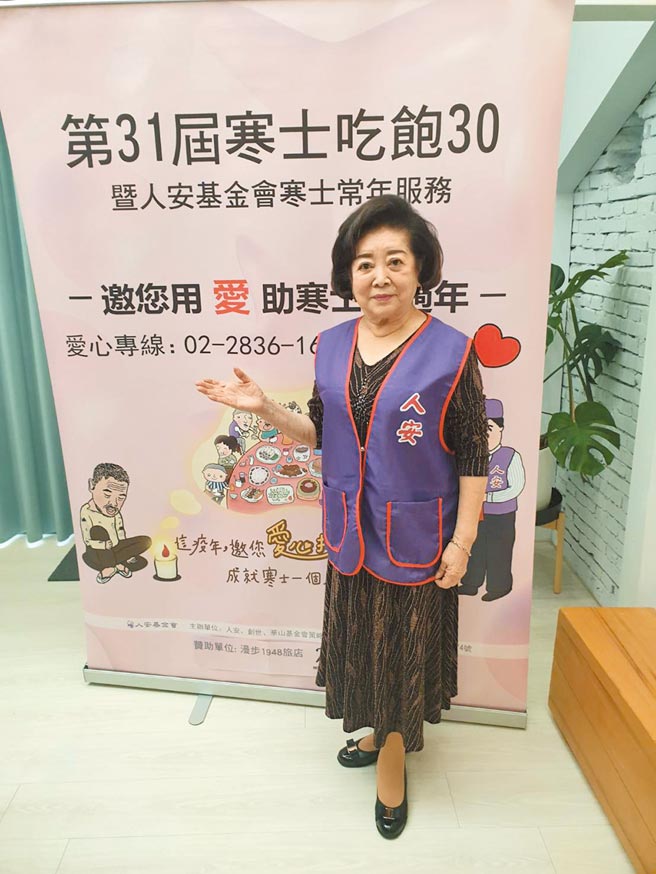 陈淑芳昨出席公益活动，为寒士上菜送暖。（孙伊萱摄）