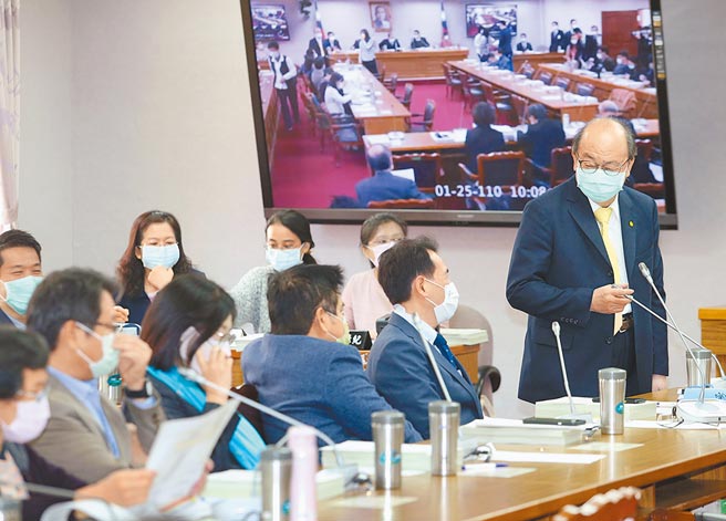 立法院29日将进行中央政府总预算表决，25日起进行朝野协商；民进党党团总召柯建铭（右一）表示，如果要在29日的院会完成三读，只剩下4天的时间协商，目前有约3600多案，希望能加速，无共识提案直接保留到院会表决。（王英豪摄）