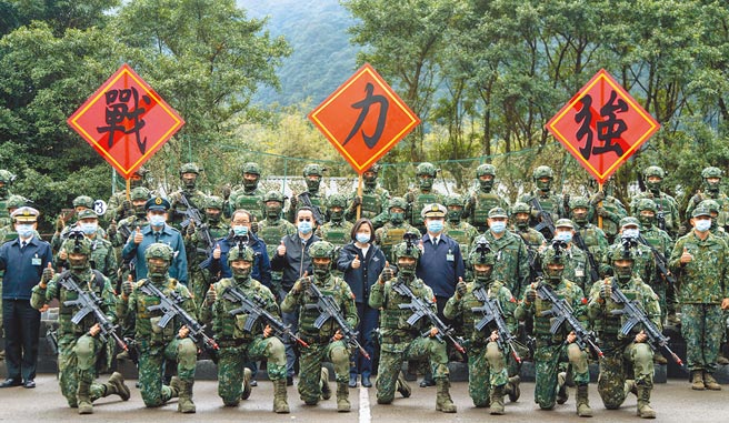 蔡英文总统25日前往北部地区慰勉「陆军特战指挥部北部部队」，感谢国军坚守岗位，24小时守护海空域，国人才能如常生活，安心过年，并期勉国军弟兄姐妹持续展现平日扎实训练成果，完美执行勤务。蔡总统与陆军特战指挥部官兵合影。（军闻社）