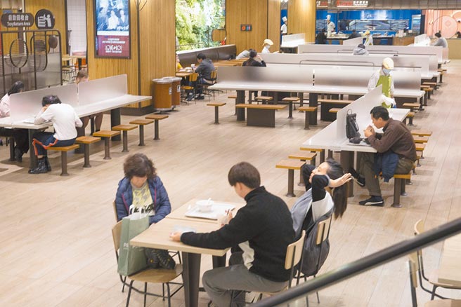 受到新冠疫情衝击内需市场影响，去年台湾餐饮业营业额为7776亿元，年减4.2％，为2002年以来首见负成长，图为百货公司美食街。（本报资料照片）