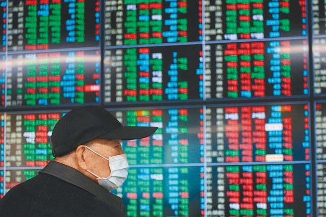 台北股市25日开低震盪走低，投资人密切关注盘势，加权指数终场下跌72.49点，收在15946.54点。（中央社）