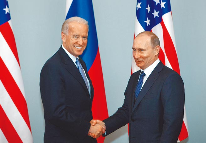 2011年3月间，时任美国副总统的拜登访问莫斯科，与时任俄罗斯总理的普丁见面握手。普丁的发言人24日表示，俄罗斯准备与拜登领导的美国新政府对话，化解双方诸多分歧。（美联社）