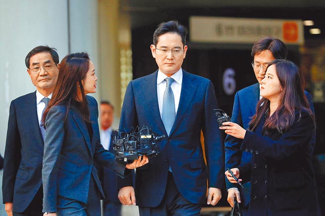 三星「少主」李在镕（中）日前经韩国高等法院判刑2年6个月后，决定不再上诉，26日将入监服刑。这是2019年10月间，李在镕出庭应讯后，离开首尔高等法院。（路透）