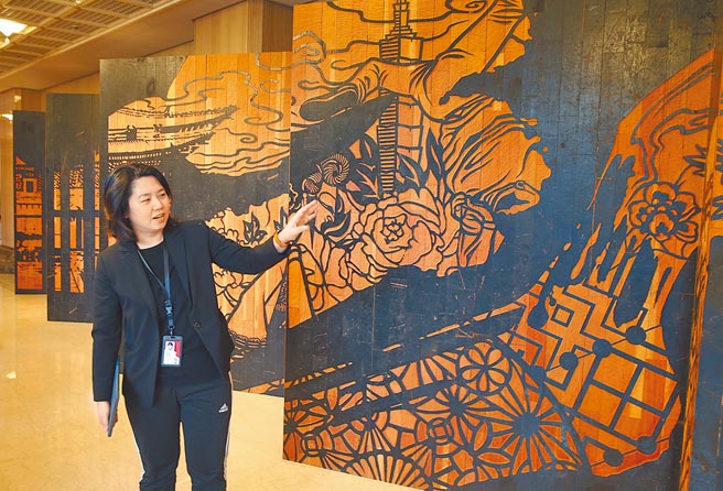 出自艺术家陈彦旭之手的装置艺术作品《时时。刻刻》，从右往左看，可看见舞者婀娜多姿的跳舞身影、皮影戏和原住民图腾，还有台北地标101大楼以及国家戏剧院。（陈君玮摄）