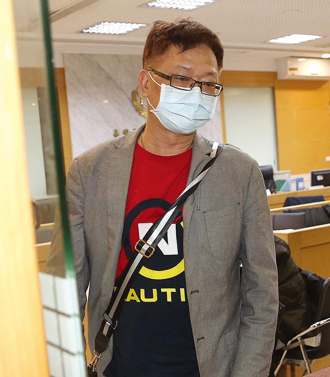 生产「倍洁雅」等卫生纸品牌的金盛世纸业，传内部人员与代工厂共谋制作不实订单，诈领290万元业绩奖金，并造成公司2.6亿元损失。金盛世时任业务部经理黄弘仁，复讯后以50万交保。（陈君玮摄）