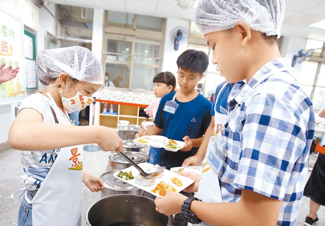 全國家長會長聯盟要求訂定《營養午餐專法》，保障食安。圖為台北市小學營養午餐。（范揚光攝）
