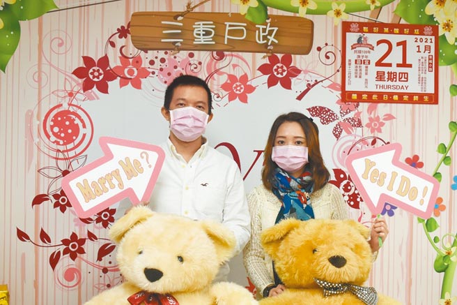 42歲汪先生和36歲表妹楊小姐從小青梅竹馬，2年前譜出戀情，2人查遍法條、族譜尋找結婚的一絲可能，赫然發現汪男母親其實是外公的養女，他與表妹並無血緣關係，2人終於能結成連理，也獲得家人們祝福。（三重戶政事務所提供／戴上容新北傳真）