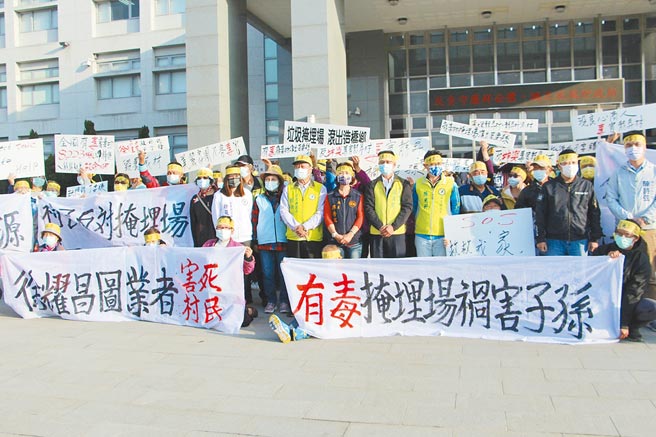 反造桥龙升村坤舆事业废弃物掩埋场自救会埋锅造饭20天，25日到苗栗县政府前抗议，并递交陈情书，随后搭车北上前往环保署陈情。（何冠娴摄）