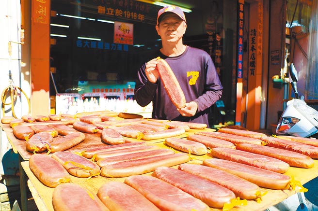过年送礼旺季到，东港三宝之一的「油鱼子」又出现供不应求的状况，但业者苦嘆情况不同，疫情打乱市场，只能忍痛推掉订单少赚近50万。（谢佳潾摄）