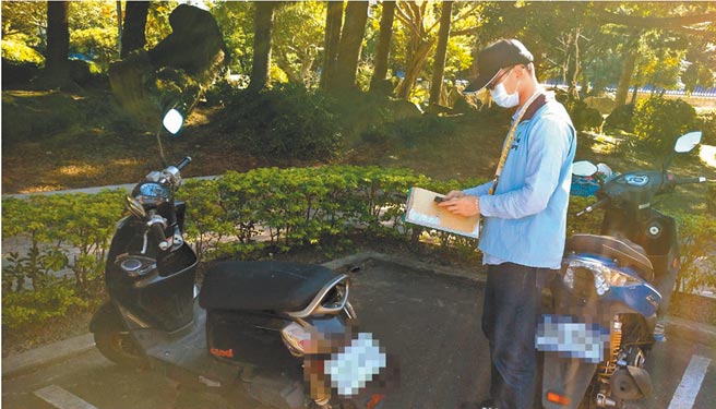 台北市环保局稽查人员至空品维护区管制范围内，调查管制车辆是否符合规定。（台北市环保局提供／张立勋台北传真）