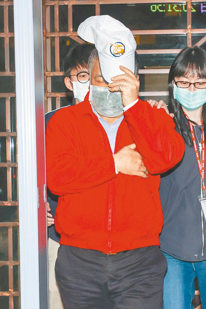 台北市大安区龙图里长萧万居（前）涉嫌与里干事、邻长、水电装潢业者共谋，诈领140万元补助遭搜索约谈。（邓博仁摄）