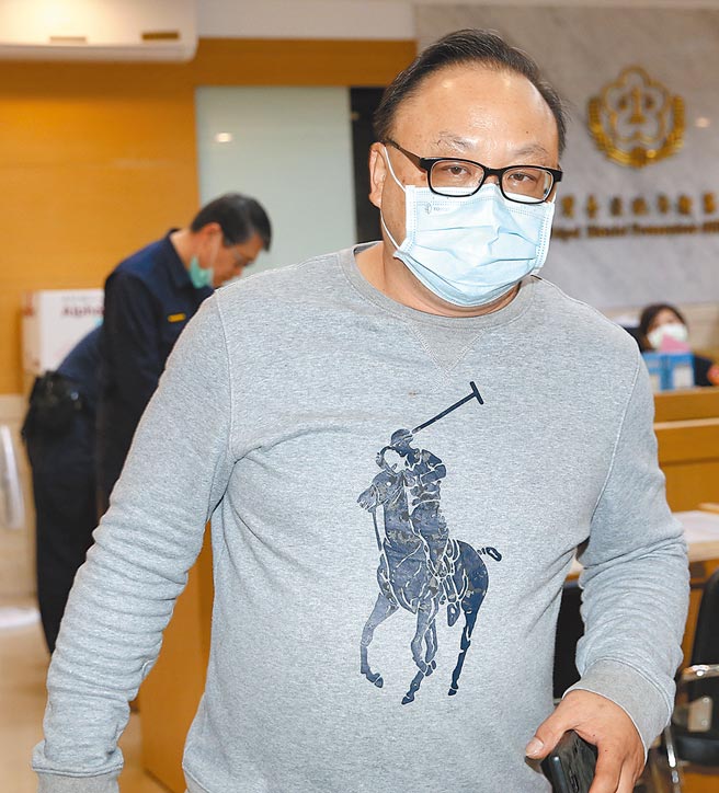 北市大安区龙图里长萧万居涉嫌与业者共谋诈领140万元补助。北检约谈淯展包装潢水电工程负责人许严仁（见图）后检察官谕令以30万元交保。（陈君玮摄）