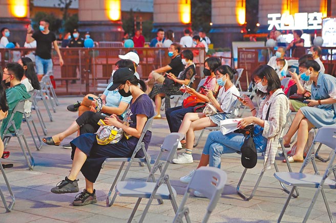 大陆网路的匿名提问箱正成为年轻人社交新宠，也合乎年轻人喜欢滑手机，不喜欢面对面的生活方式。（中新社）