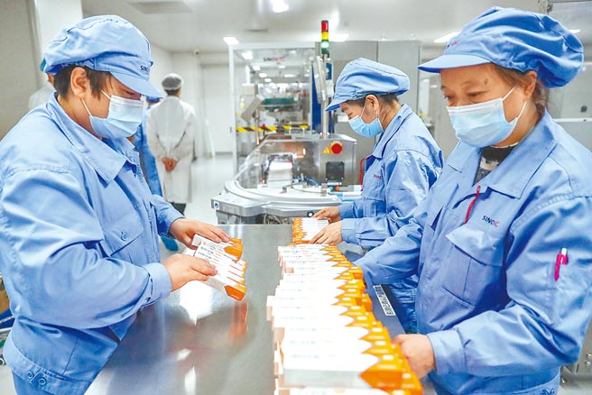 图为工作人员在科兴中维新冠疫苗包装车间内工作。（新华社）