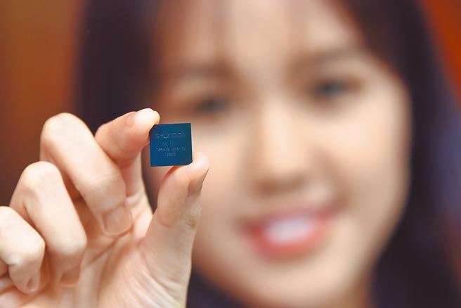 推动「新基建」、晶片核心技术突破，是大陆多地2021年经济工作重点内容。图为工作人员展示「动芯dx-t501」。（中新社）