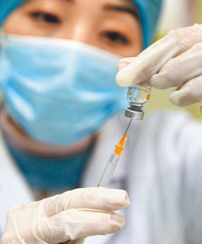 大陆涉台人士指出，大陆早备好有关方案，提供大陆疫苗给台湾。图为大陆南京的护士准备为接种人员注射疫苗。（新华社）