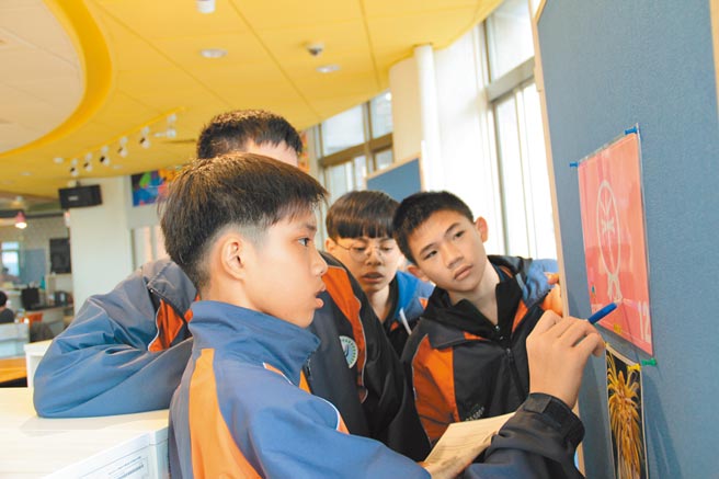 竹围高中老师刘文如让学生从英语密室逃脱的游戏中学习跨域阅读。（新北市教育局提供／李俊淇新北传真）