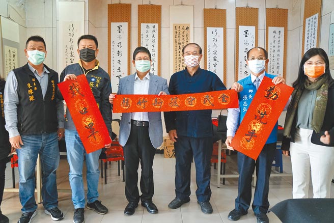 书法家谢长有（右三）将「防疫」墨宝赠给造访的县长杨文科（左三）。（罗浚滨摄）