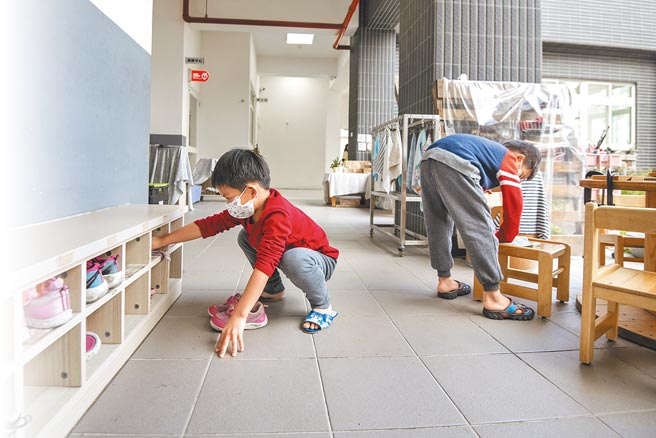 新竹市政府25日提升各幼兒園防疫規格，孩子們也幫忙作環境消毒與清潔，落實各項防疫工作。（新竹市政府提供／陳育賢新竹傳真）