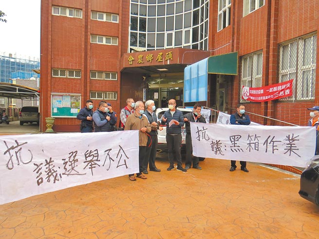 头屋乡农会登记代表候选人怒批农会选举不公，25日高举「黑箱作业」等白布条抗议。（民眾提供／何冠娴苗栗传真）