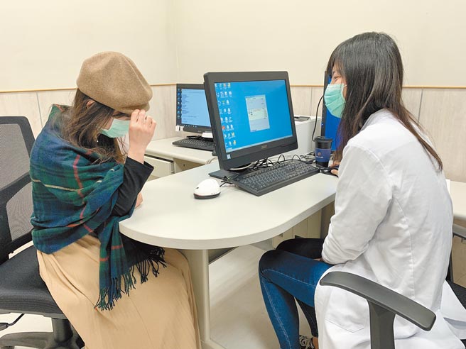 中國醫藥大學新竹附設醫院身心科醫師鄭映芝（右），在抽血檢查發現1名有憂鬱症女患者，維生素D濃度不足，透過補充維生素D搭配藥物，狀況大幅改善。圖非當事人。（莊旻靜攝）