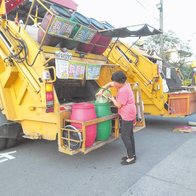 为提升生厨余回收再利用率，台中市环保局订定1年宣导期，明年起若未依规定分类回收生厨余，最高将可裁罚6000元罚锾。（环保局提供／林欣仪台中传真）