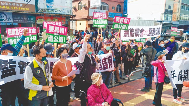 秀水农会2年前爆发女职员冒贷，农会提告清偿贷款诉讼，25日上百人齐聚抗议「还我钱来」。（吴敏菁摄）