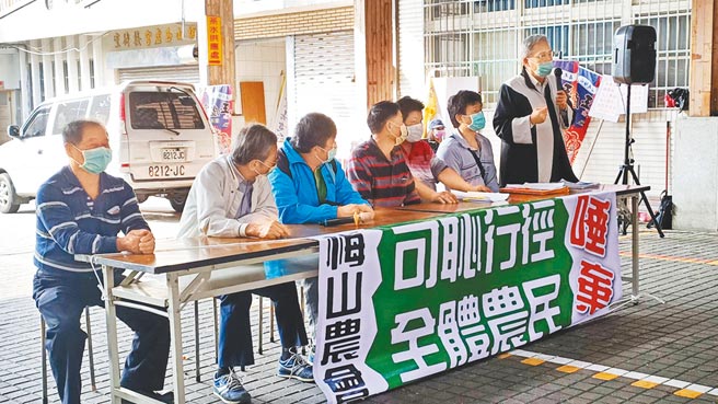 6名资格不符的嘉义县梅山乡农会代表参选人在律师王正明（右一）陪同下，诉说对手阵营的不公不义。（张毓翎摄）