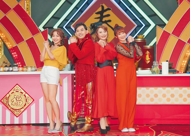 徐凱希（左起）、黃子佼、鄭淑文與張文綺昨一起錄影。（盧禕祺攝）