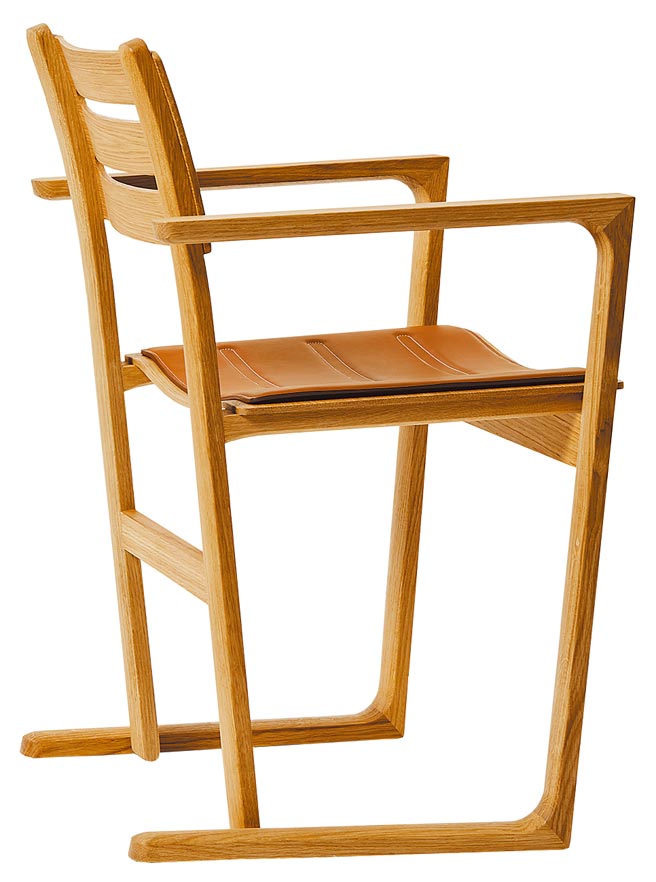 爱马仕Equilibre d,Hermes系列扶手椅，是JASPER MORRISON设计的椅子，椅背以整块木头制成，配有皮革坐垫更显舒适。（爱马仕提供）