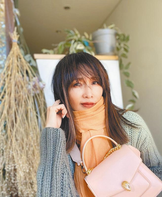 不让女儿光希、心美专美，工藤静香也PO美照诠释宝格丽Serpenti Maxi Chain蜜桃色小羊皮肩背包。（摘自kudo_shizuka IG）