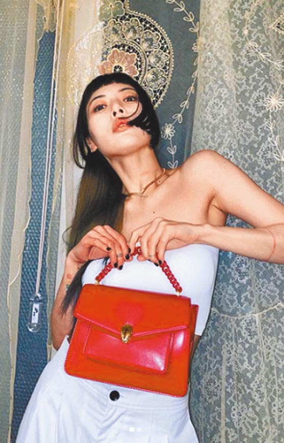 韩国歌手金泫雅拎宝格丽Serpenti Maxi Chain红石榴石色小羊皮肩背包。（摘自hyunah_aa IG）
