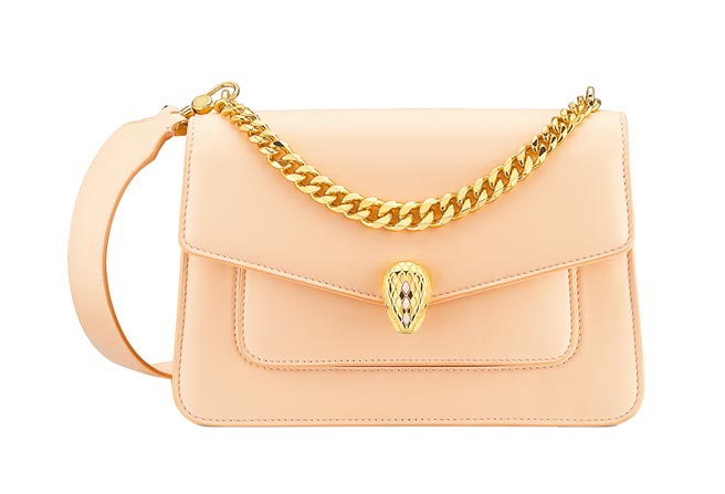宝格丽Serpenti Maxi Chain蜜桃色小羊皮肩背包，10万8800元。（BVLGARI提供）