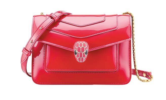 宝格丽Serpenti Forever红石榴石色小牛皮肩背包，8万8800元。（BVLGARI提供）