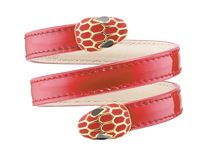 宝格丽Serpenti Forever红石榴石色小牛皮多圈手环，1万5400元。（BVLGARI提供）