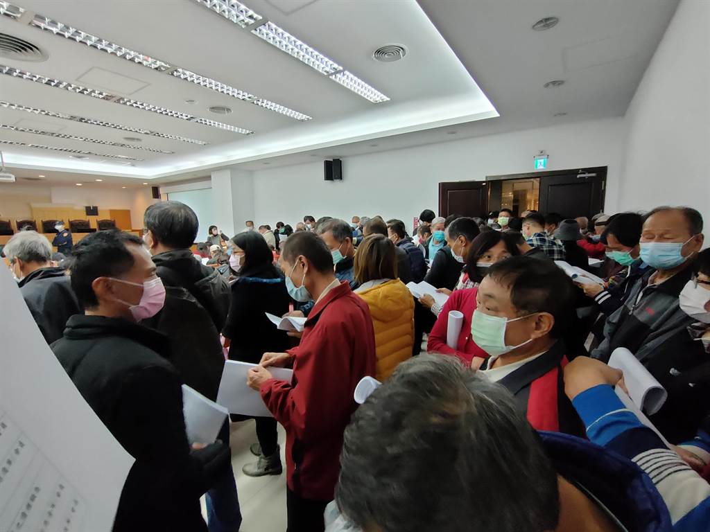 27日和美老人會在台灣地方法院召開第一次債權人會議，擠進將近300位債權人。(民眾提供／吳建輝彰化傳真)