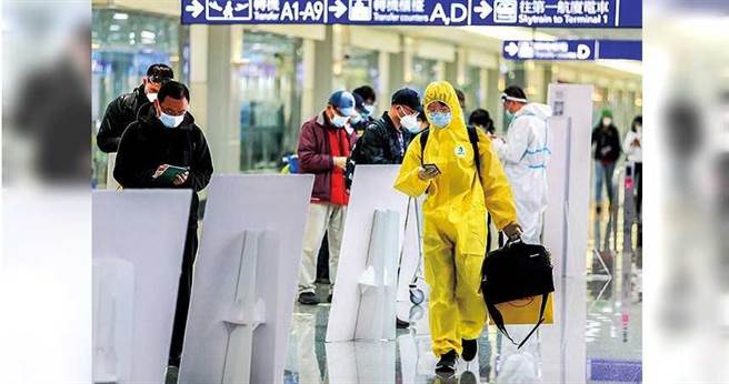 春節即將到來，近期入境人潮突破萬人，專家警告部桃感染若未停歇，境外移入案例又沒控制好，疫情恐怕更嚴重。 （圖／報系資料庫）