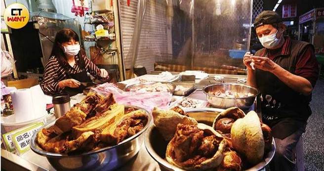 南門市場業績因疫情大受影響，黃姓豬肉攤商表示，店家面對客人時，皆會戴上口罩，希望大眾別過度恐慌。（圖／趙世勳攝）