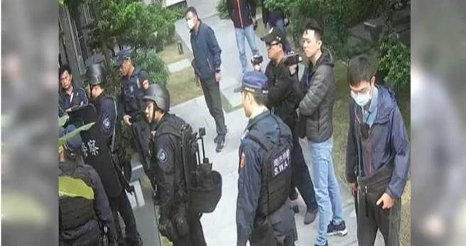 检警赴陈盈助嘉义豪宅，特勤人员荷枪实弹执行搜索。（图／读者提供）