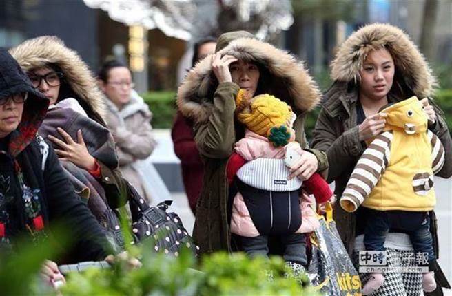 强烈冷气团明报到越晚越冻，周五到周六清晨气温下探9度。(资料照)
