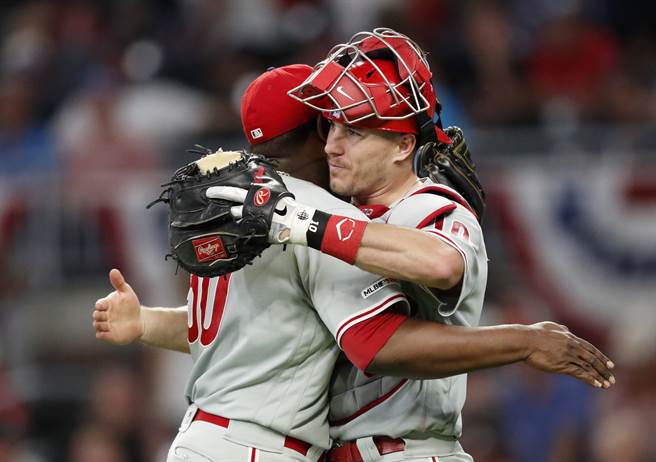 瑞爾穆托（右）與費城人隊續約5年，合約總值1.155億美元。（美聯社資料照）