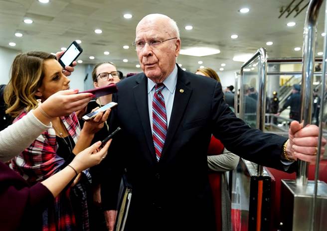 美國參議院26日進行川普第2次彈劾案審理，在主持開幕儀式幾小時後，參議院臨時議長、高齡80歲的民主黨參議員雷希（Patrick Leahy）就身體不適緊急送醫。（資料照／路透社）