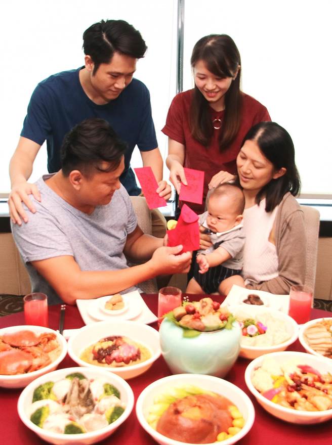 香格里拉台南遠東國際大飯店過年除夕仍是滿桌，但年菜外帶比例也較往年增加不少，多數人傾向在家圍爐避免外出群聚。（香格里拉台南遠東國際大飯店提供／曹婷婷台南傳真）
