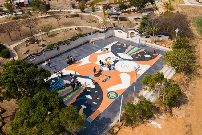 台湾首座以地方文化叙事为主题的插画艺术篮球场，110年1月24日(周日) 在金门县琼林聚落正式启用。(戴志扬翻摄)