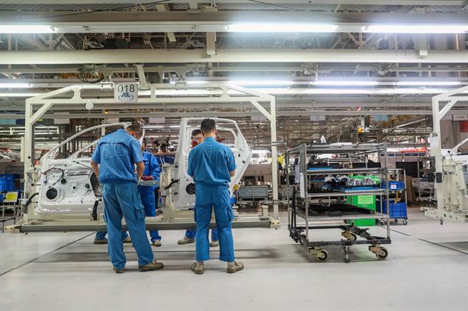 德国支柱产业之一汽车制造商在大陆开设与陆资合资企业已行之有年，重心几乎都在大陆市场。图为上汽大眾上海厂。(新华社资料照片)